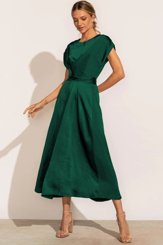 Robe midi élégante.